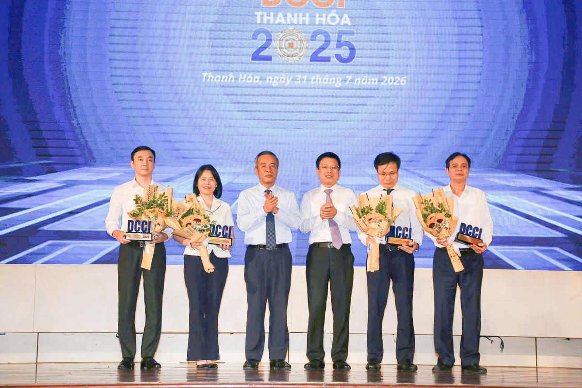Bí thư Tỉnh ủy Lê Đức Thái và Chủ tịch VCCI Hồ Sỹ Hùng trao biểu trưng và tặng hoa cho các sở, ban, ngành thuộc nhóm điều hành tốt. Ảnh: Anh Tuấn