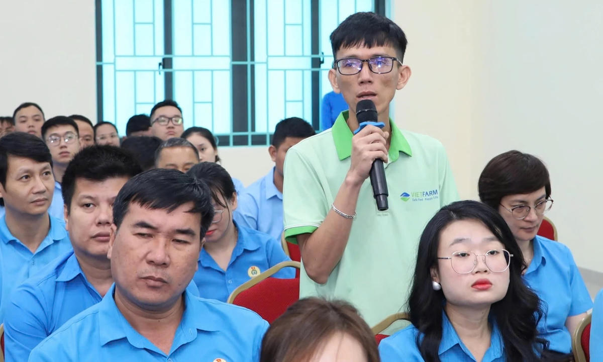 Người lao động nêu ý kiến, kiến nghị tại hội nghị.