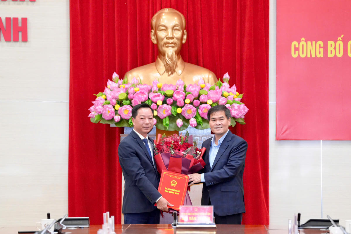 Chủ tịch UBND tỉnh Quảng Ninh Bùi Văn Khắng trao Quyết định phân công ông Lê Văn Ánh, Phó Chủ tịch UBND tỉnh Quảng Ninh kiêm nhiệm chức vụ Trưởng Ban Quản lý Khu kinh tế tỉnh Quảng Ninh. Ảnh: Đỗ Phương.