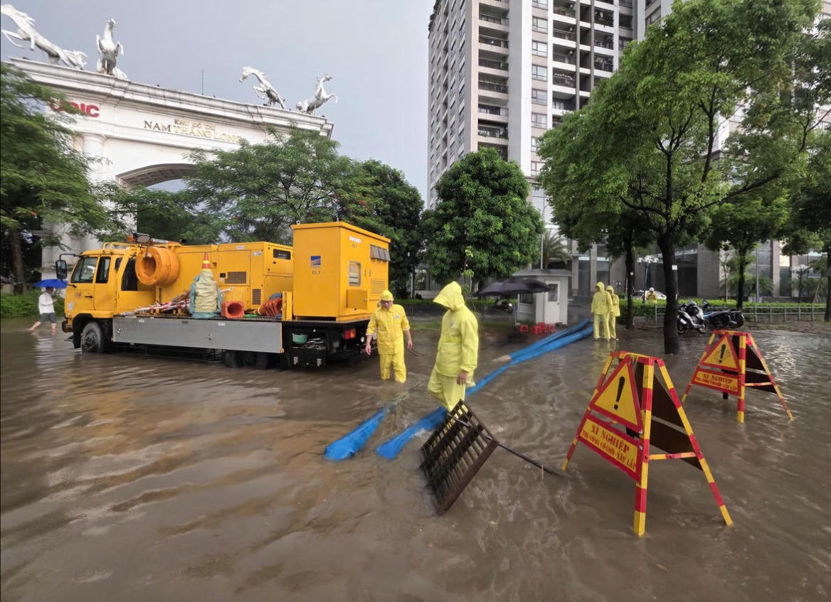 Hà Nội đang đồng bộ nhiều giải pháp trước mắt và lâu dài nhằm nâng cao năng lực tiêu thoát nước.