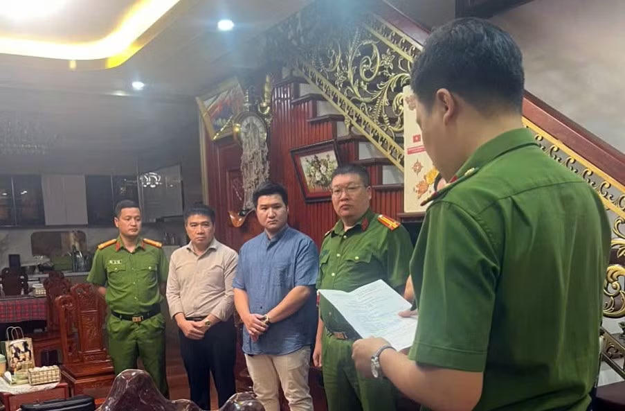Cơ quan công an khám xét nơi ở của bị can Nguyễn Thị Thư. Ảnh: CTV.