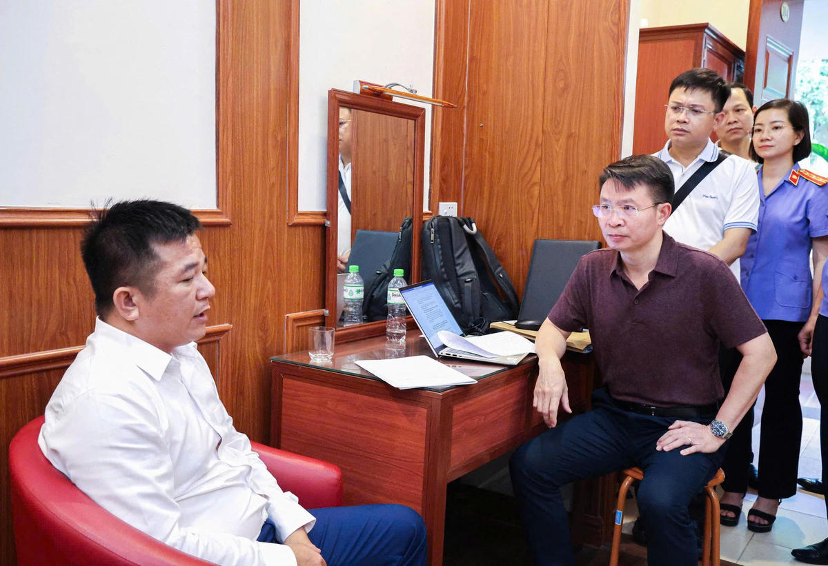 Giám đốc Công an tỉnh Phú Thọ Nguyễn Minh Tuấn trực tiếp lấy lời khai đối tượng cầm đầu Nguyễn Chánh Đáng trong ổ nhóm tội phạm. Ảnh: CAT Phú Thọ.