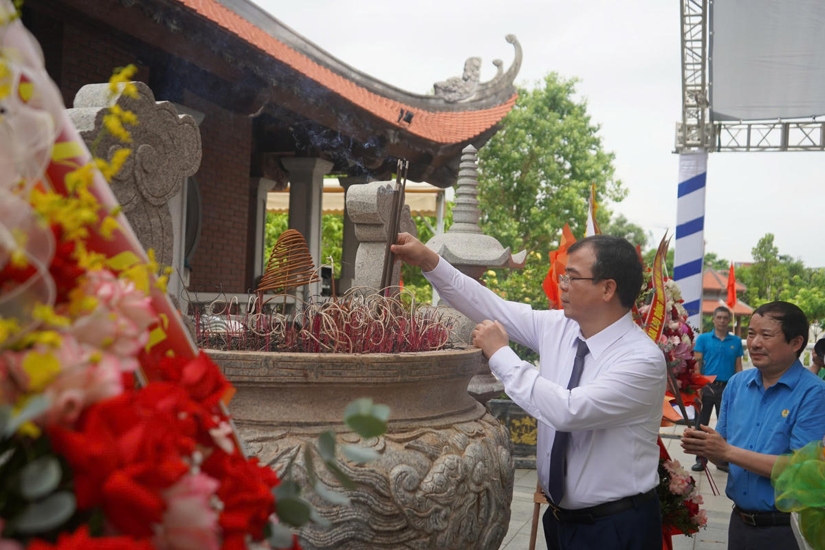 Phó Chủ tịch UBND TP Hải Phòng Nguyễn Minh Hùng dâng hương tưởng niệm đồng chí Nguyễn Đức Cảnh. Ảnh: PT.
