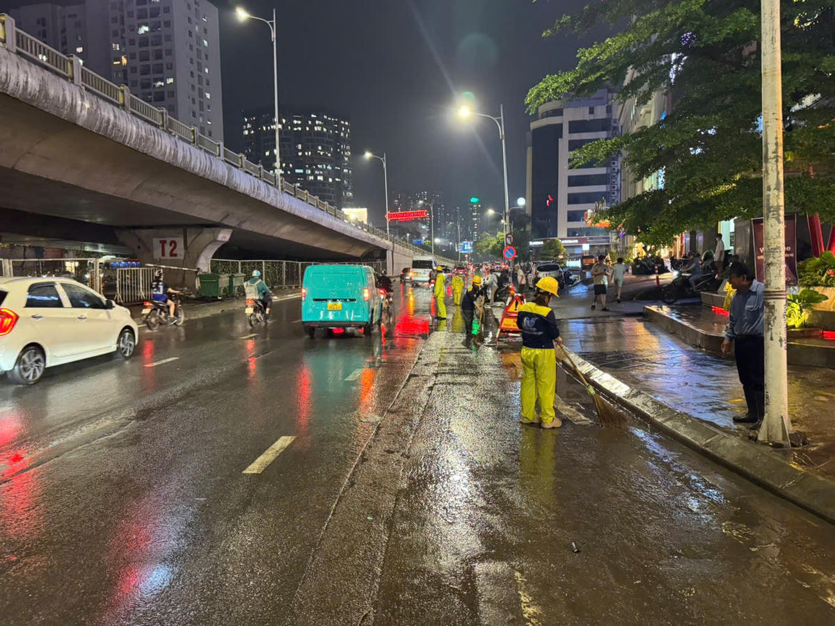 Lực lượng Công ty TNHH MTV Thoát nước Hà Nội ứng trực, khơi thông miệng thu nước trong cơn mưa chiều 31/7.