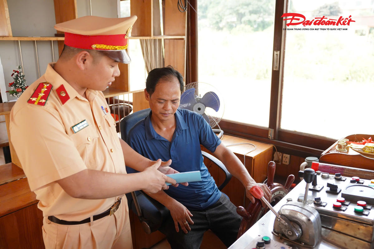 Bên cạnh công tác kiểm tra, lực lượng Cảnh sát đường thủy thường xuyên tuyên truyền, nhắc nhở các thuyền trưởng, người điều khiển phương tiện chấp hành nghiêm quy định của pháp luật về giao thông đường thủy; phối hợp với Cảng vụ kiểm tra điều kiện an toàn đối với tàu khách, đồng thời phát tờ rơi, hướng dẫn người dân sử dụng áo phao, dụng cụ cứu sinh khi qua các bến khách ngang sông.