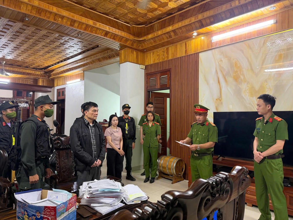 Cơ quan điều tra thực hiện biện pháp tố tụng với một số đối tượng trong vụ án "xã hội đen núp bóng doanh nghiệp”. Ảnh: Công an tỉnh Phú Thọ.