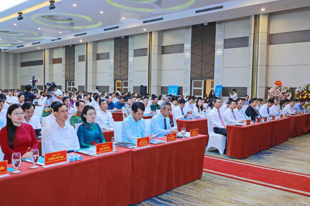 Bí thư Tỉnh ủy Thanh Hóa Lê Đức Thái cùng các đại biểu dự lễ công bố DDCI 2025. Ảnh: Minh Hiếu