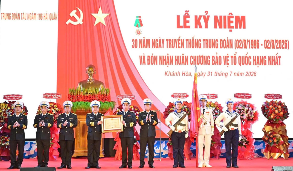 Thừa ủy quyền của Chủ tịch nước, Chuẩn Đô đốc Đỗ Quốc Ân trao Huân chương Bảo vệ Tổ quốc hạng Nhất cho Trung đoàn Tàu ngầm 196 Hải quân.
