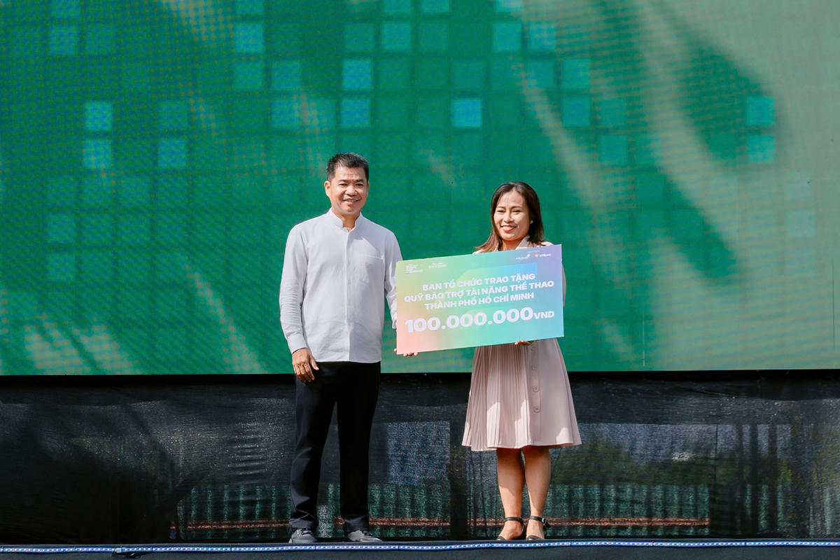 Ban Tổ chức VPBank Ho Chi Minh City Music Half Marathon 2026 đã trao bảng tượng trưng 100 triệu đồng ủng hộ Quỹ Tài năng trẻ Thể thao TPHCM, góp phần đồng hành cùng công tác phát hiện, đào tạo và phát triển các tài năng thể thao trẻ của thành phố.