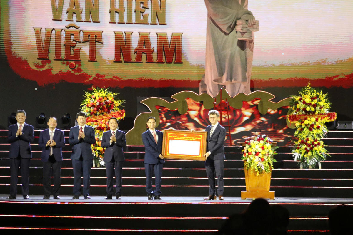 Đại diện UNESCO trao nghị quyết vinh danh danh nhân văn hóa Lê Quý Đôn tới đại diện Bộ Ngoại giao và tỉnh Hưng Yên. Ảnh: Duy Hưng.