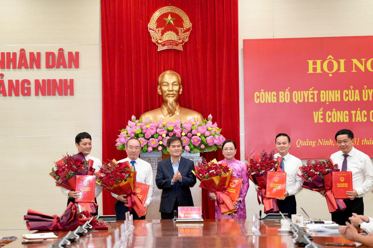 Chủ tịch UBND tỉnh Quảng Ninh Bùi Văn Khắng trao Quyết định bổ nhiệm các cán bộ giữ chức vụ Phó Trưởng Ban Quản lý Khu kinh tế tỉnh Quảng Ninh. Ảnh: Đỗ Phương.