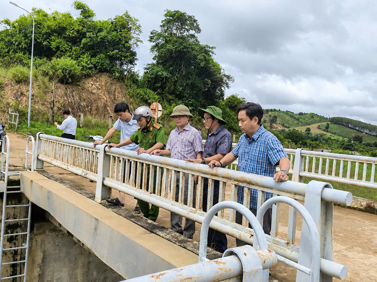 Công ty Thủy lợi phối hợp với địa phương kiểm tra hồ đập chống lụt bão.