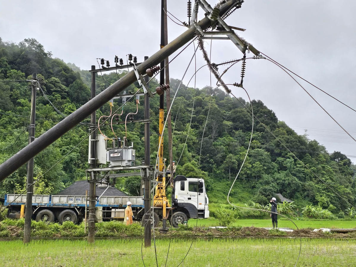 Cán bộ, nhân viên EVNNPC bám sát hiện trường, khắc phục sự cố lưới điện trong điều kiện thời tiết, địa hình phức tạp