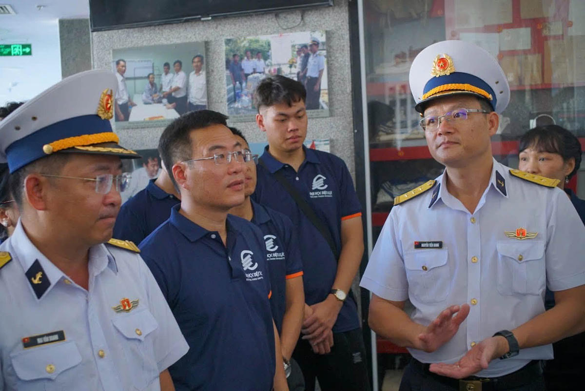 PGS.TS Nguyễn Lê Cường chia sẻ với cán bộ chiến sĩ Hải quân.
