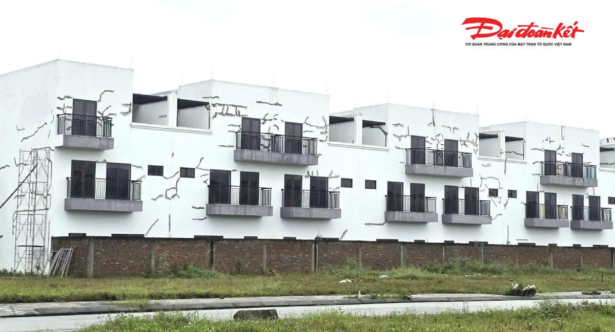 Nhà đầu tư đã cho xây dựng trên phần đất được giao nhưng theo thời gian, các hạng mục bị nứt từng vệt dài, mất mỹ quan. Ảnh: HN.