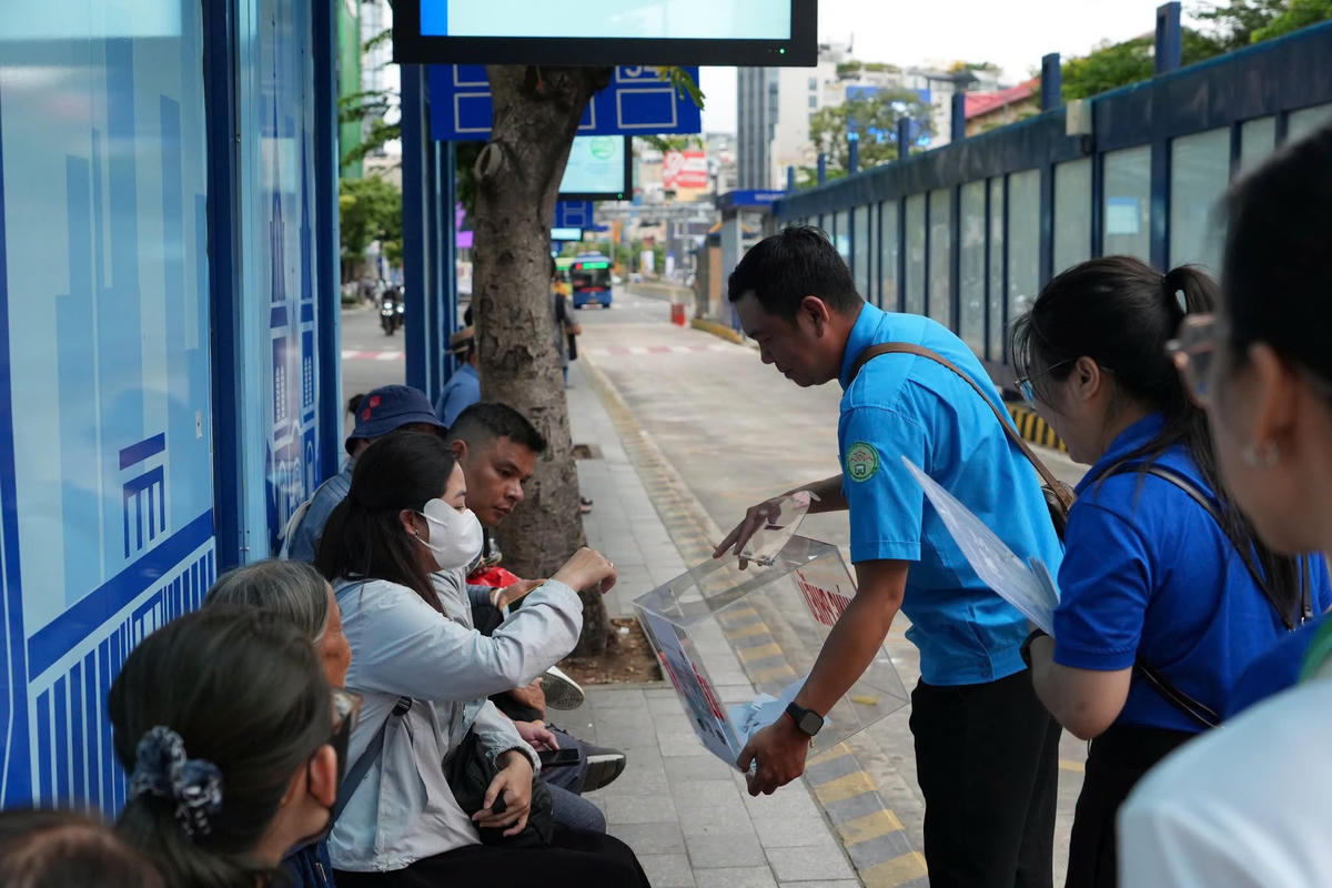 Hành khách đi xe buýt ở đường Hàm Nghi vui vẻ bốc thăm. Ảnh: GTCC.