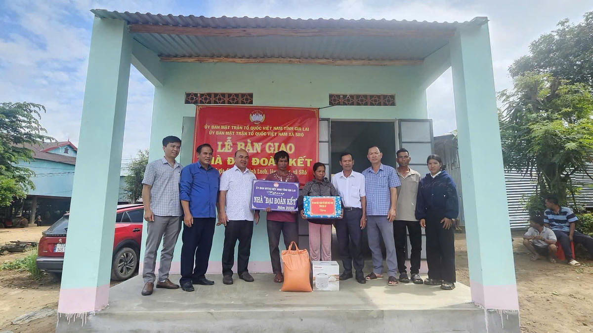 Lãnh đạo Ủy ban MTTQ Việt Nam xã Sró bàn giao nhà Đại đoàn kết cho người nghèo. Ảnh: ĐS.
