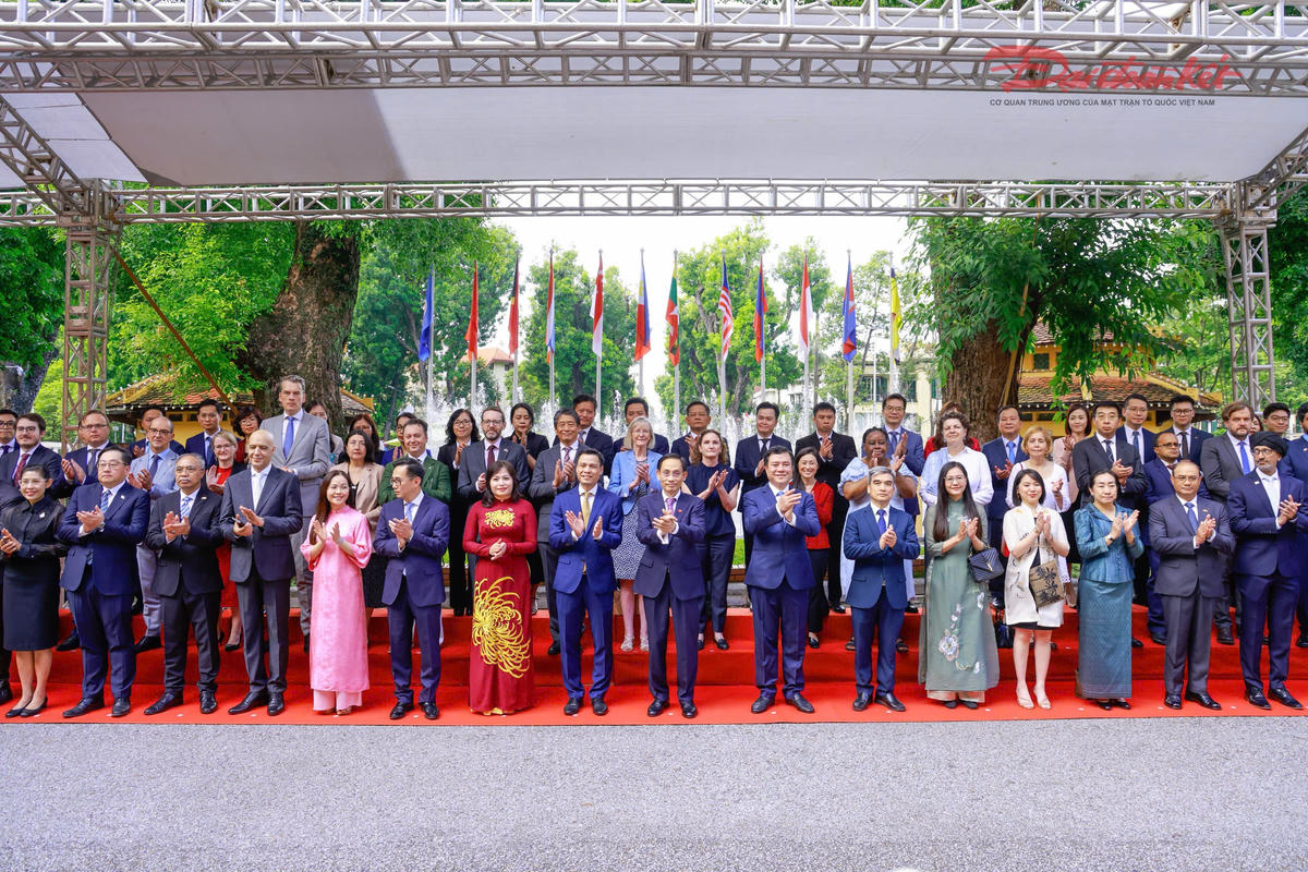 Các đại biểu dự lễ thượng cờ ASEAN. Ảnh: Quang Vinh