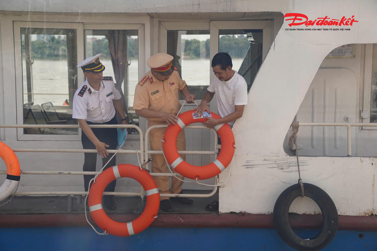 Lực lượng chức năng cũng khuyến cáo người dân không sử dụng phương tiện nhỏ để qua sông khi thời tiết diễn biến xấu; không đánh bắt cá hoặc tụ tập tại khu vực nước chảy xiết, gần chân cầu và các công trình vượt sông. Các chủ bến khách ngang sông cần chấp hành nghiêm quy định về số lượng hành khách, trang bị đầy đủ áo phao, dụng cụ cứu sinh và tuyệt đối không cho phương tiện xuất bến khi điều kiện thời tiết không bảo đảm.