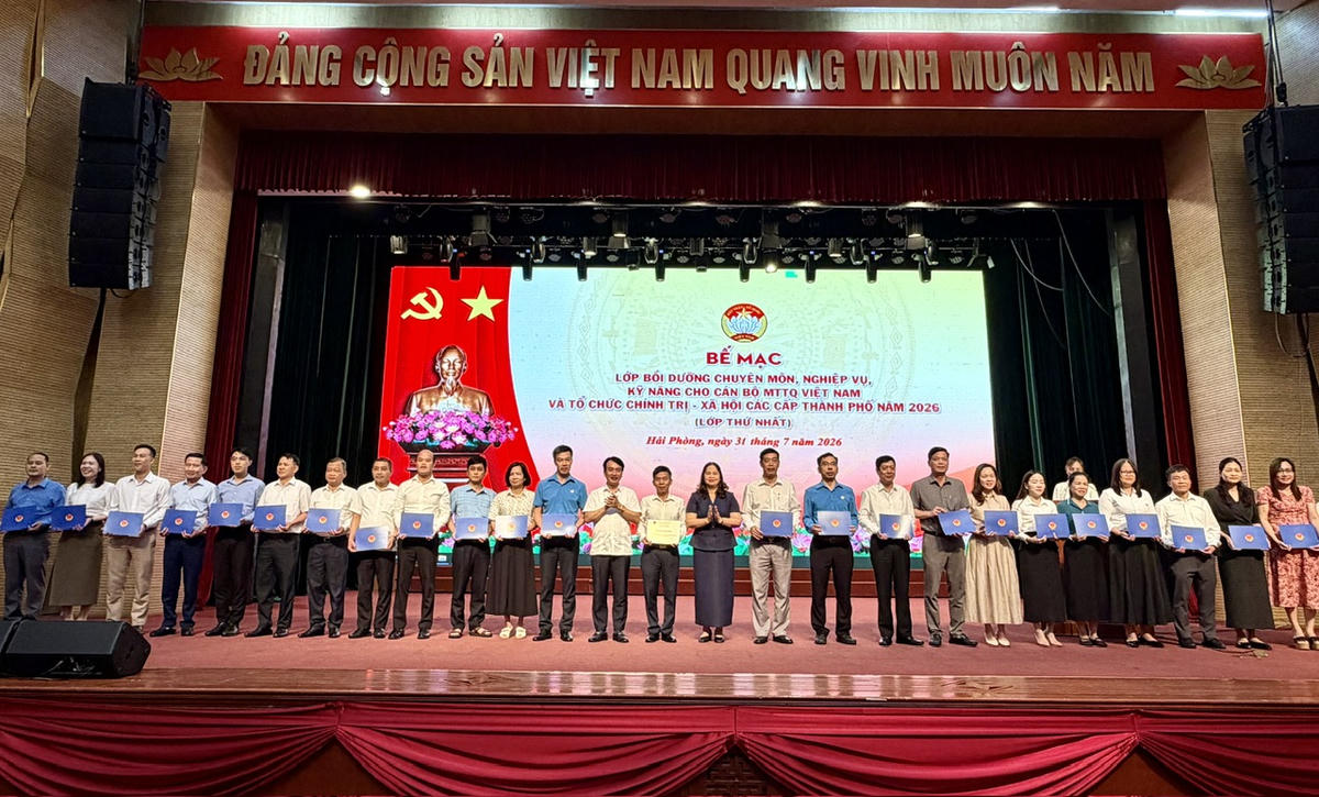 Các học viên được trao Giấy chứng nhận hoàn thành lớp bồi dưỡng. Ảnh: PT.
