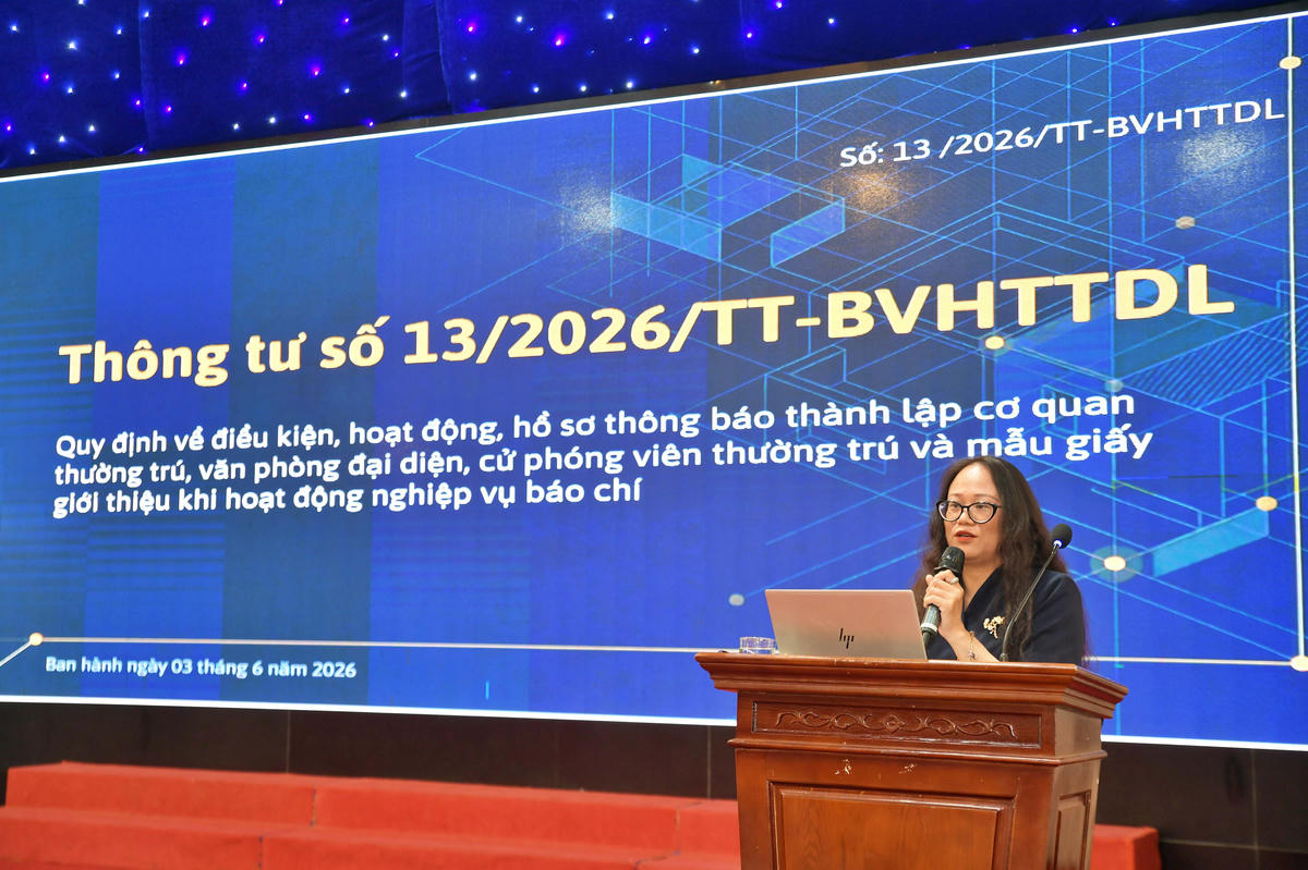 Phó Cục trưởng Cục Báo chí Mai Hương Giang trình bày tại Hội nghị.
