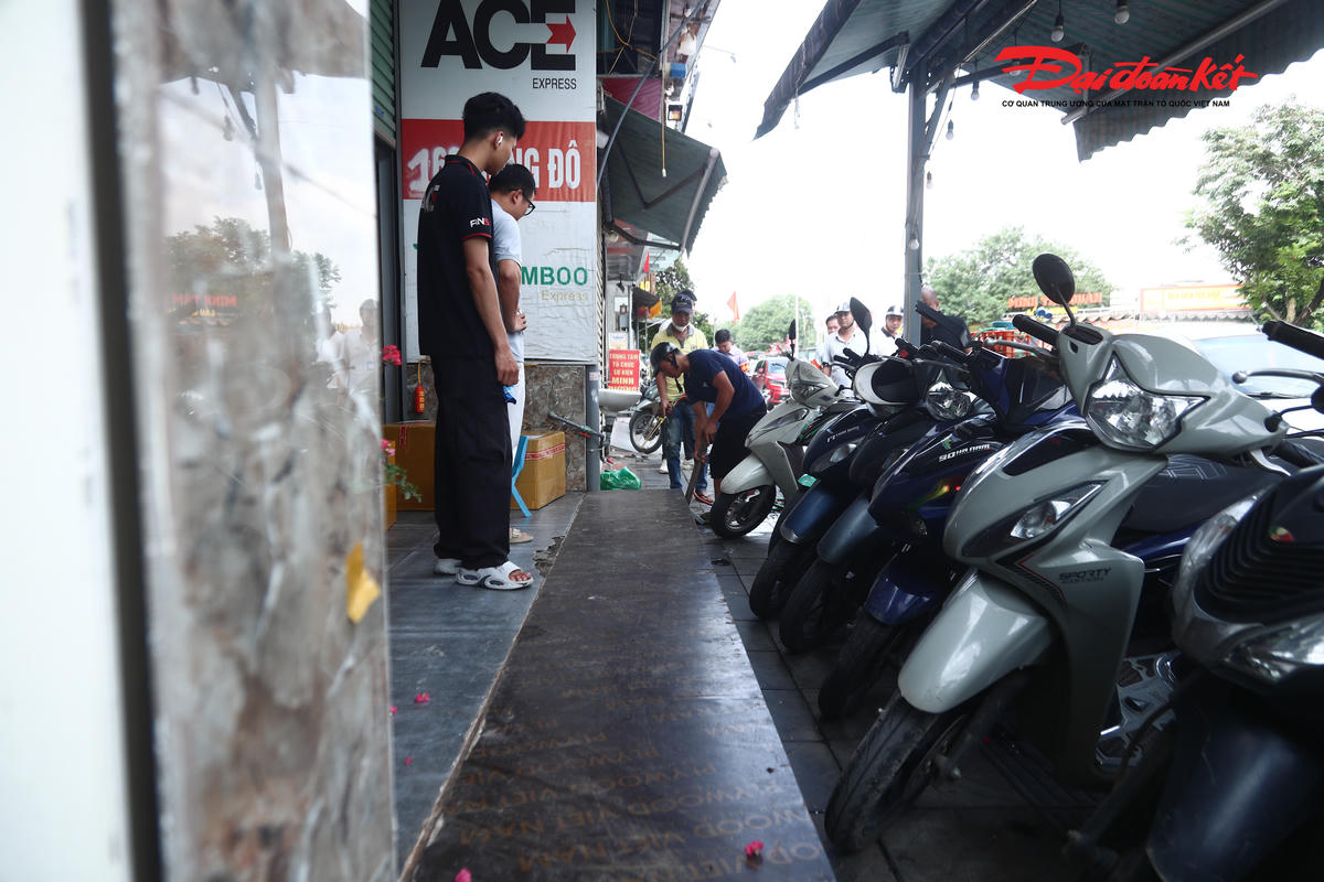 Đối với các trường hợp vi phạm, lực lượng chức năng yêu cầu tự giác tháo dỡ mái che, mái vẩy, biển quảng cáo, biển hiệu lắp đặt không đúng quy định, đồng thời di chuyển bàn ghế, vật dụng, hàng hóa lấn chiếm vỉa hè để trả lại không gian dành cho người đi bộ.