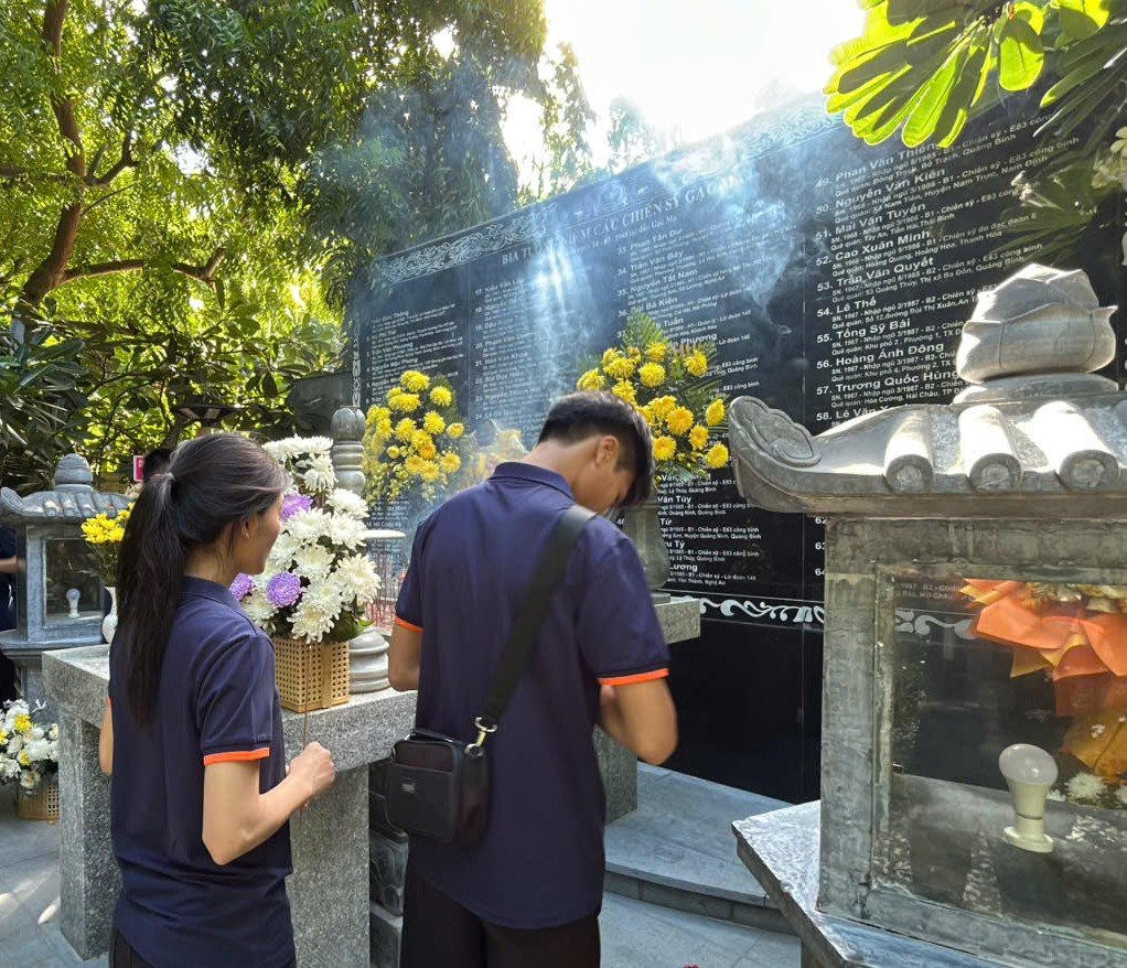 Mỗi nén hương được thắp lên là một lời tri ân chân thành, nhắc nhở thế hệ hôm nay về giá trị của hòa bình, độc lập và chủ quyền dân tộc.
