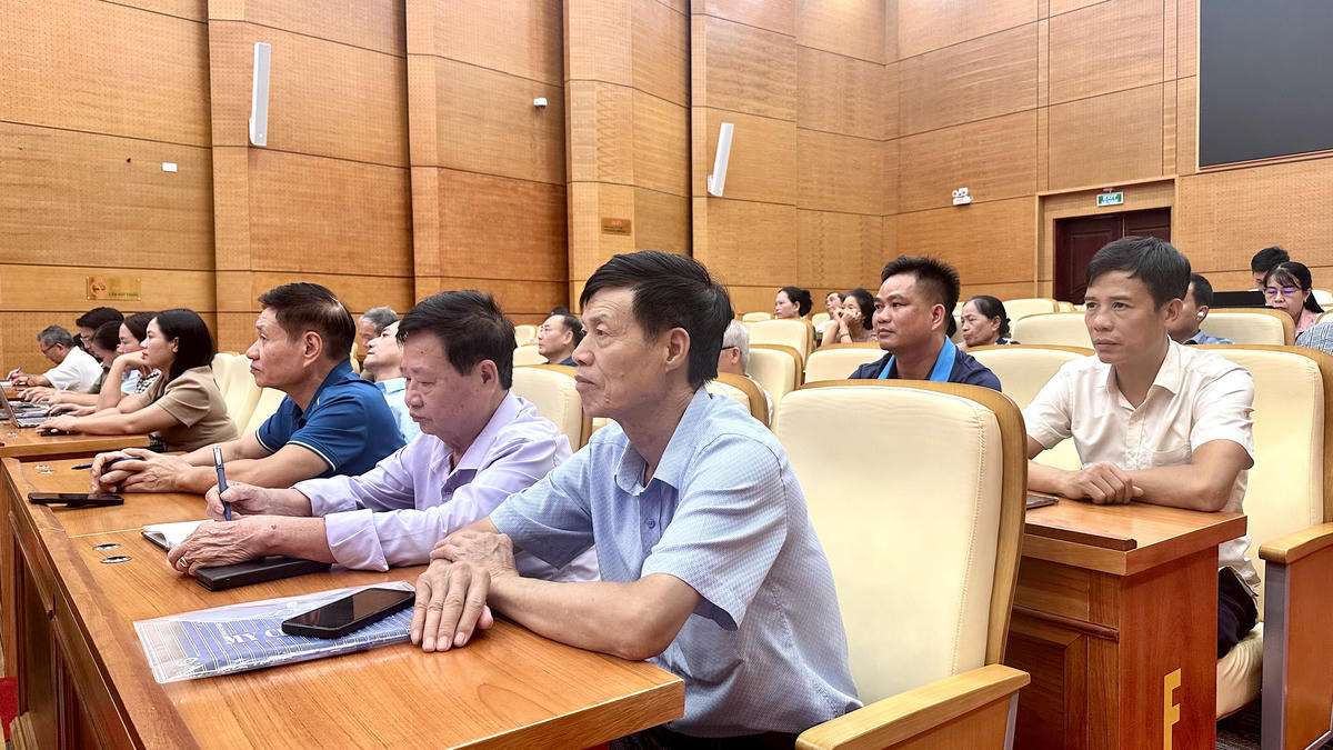 Các đại biểu nghiên cứu các chuyên đề trọng tâm tại hội nghị.