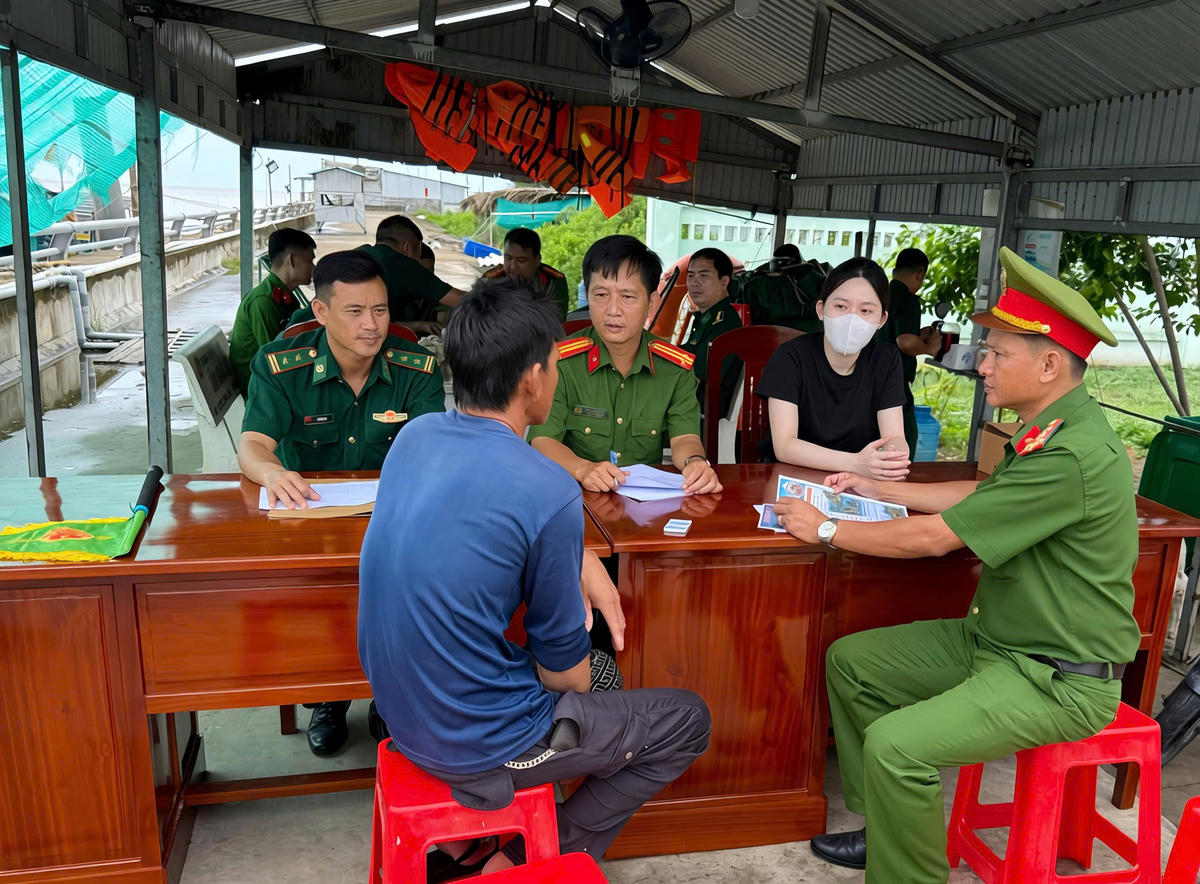 Các cảng bốc dỡ hàng hóa trở thành điểm tuyên truyền lưu động hiệu quả của lực lượng chức năng. Ảnh: Trọng Nguyễn