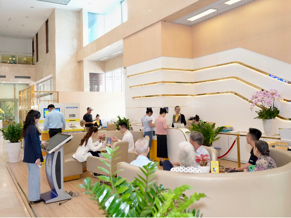 Khách hàng giao dịch tại Nam A Bank.