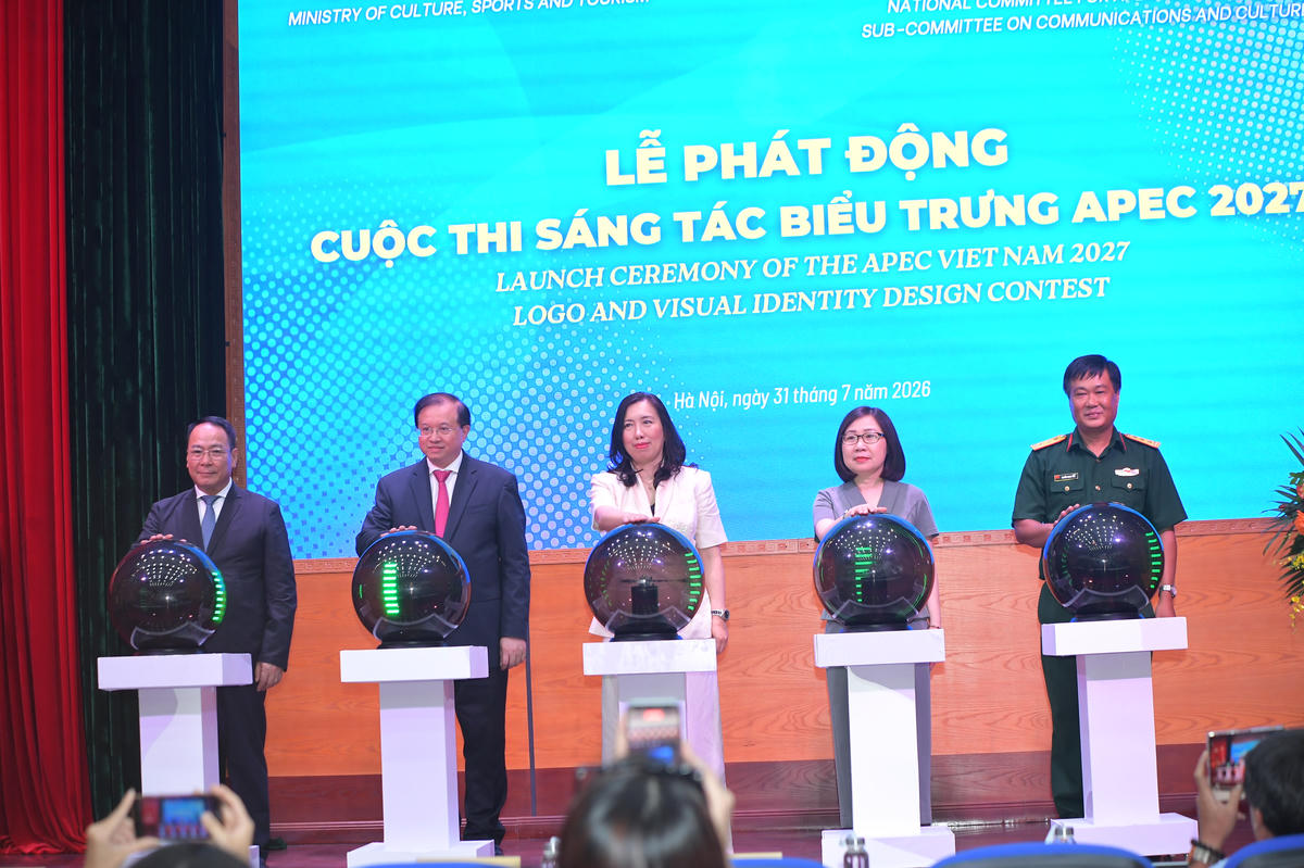 Các đại biểu thực hiện nghi thức phát động Cuộc thi sáng tác biểu trưng Năm APEC 2027.