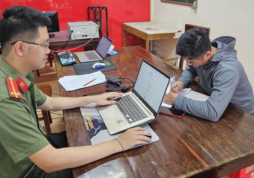 Cơ quan Công an làm việc với anh N.Đ.Th. Ảnh: Công an tỉnh Nghệ An