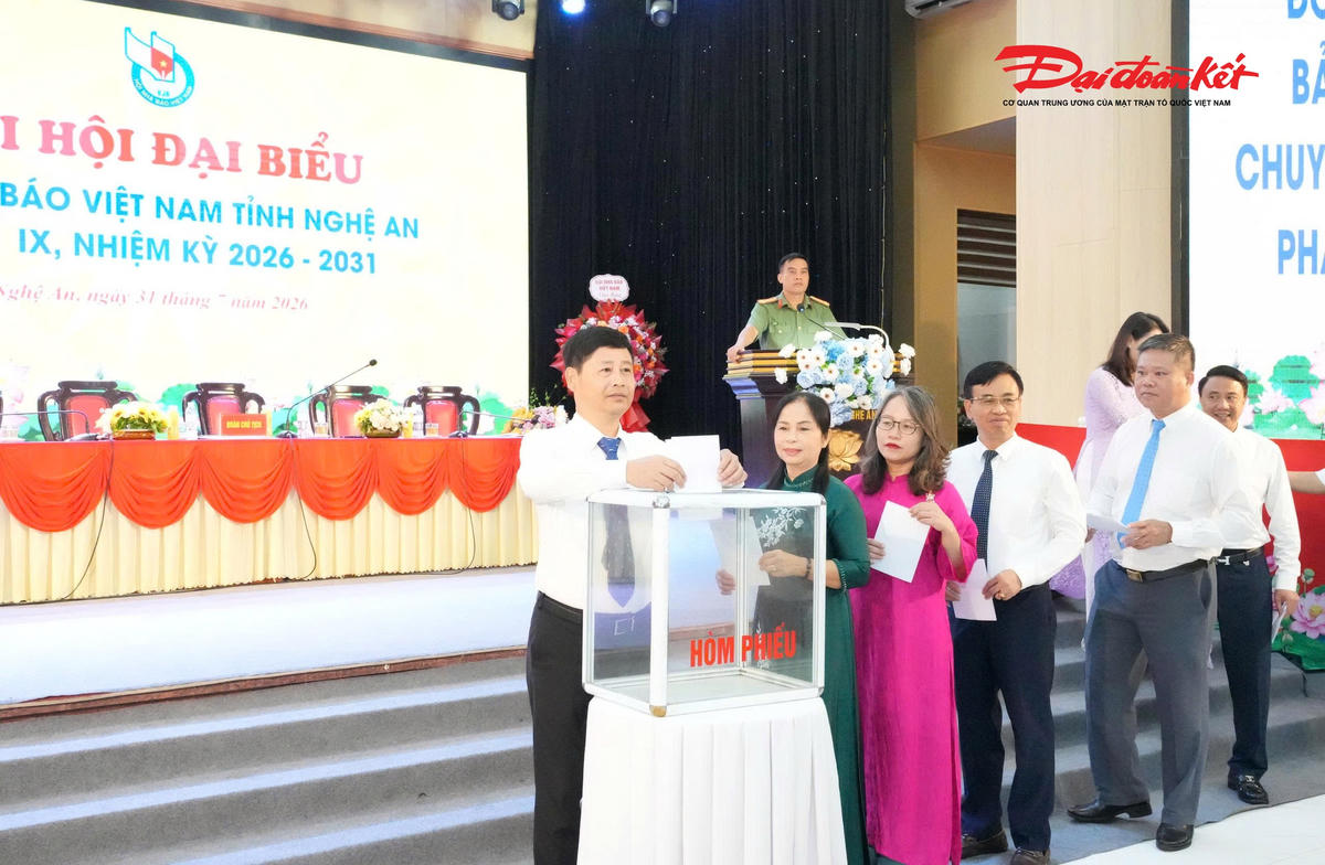 Các đại biểu tiến hành bỏ phiếu bầu Ban Chấp hành Hội Nhà báo tỉnh Nghệ An nhiệm kỳ 2026-2031. Ảnh: ĐB