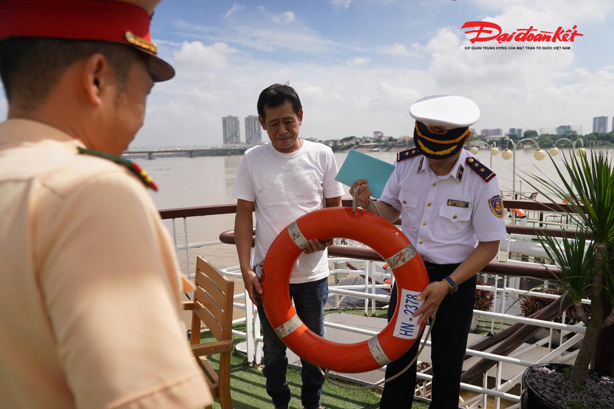 Tại bến Chương Dương, sau khi được lực lượng chức năng kiểm tra và phổ biến các quy định về an toàn, nhiều chủ phương tiện đã chủ động rà soát lại toàn bộ trang thiết bị cứu sinh, phòng cháy chữa cháy trên tàu trước khi đưa vào khai thác.