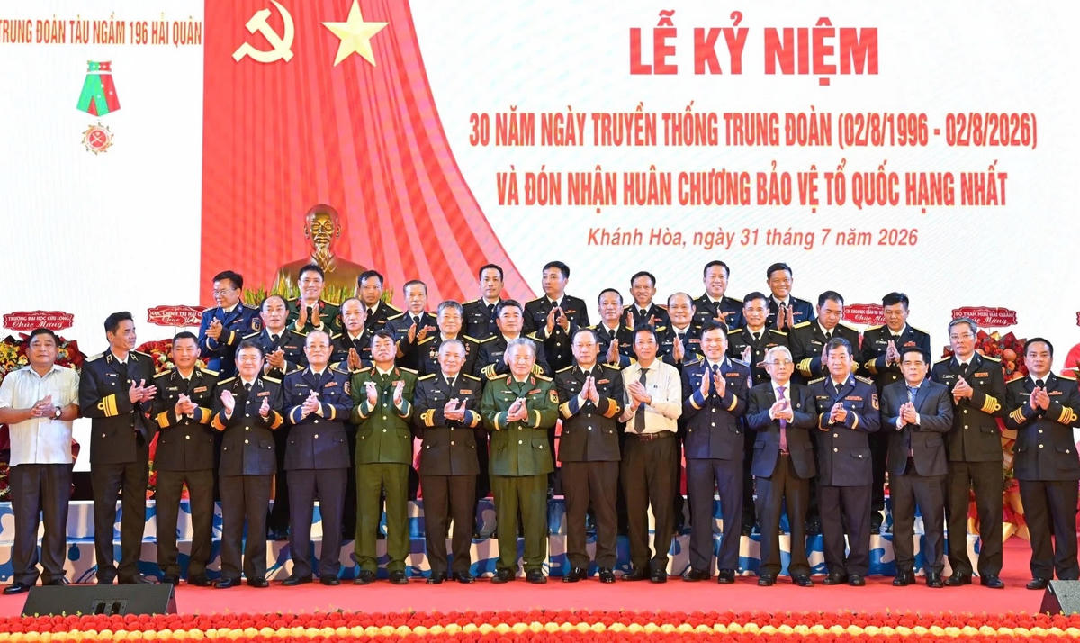 Các đại biểu chụp hình lưu niệm tại buổi lễ.