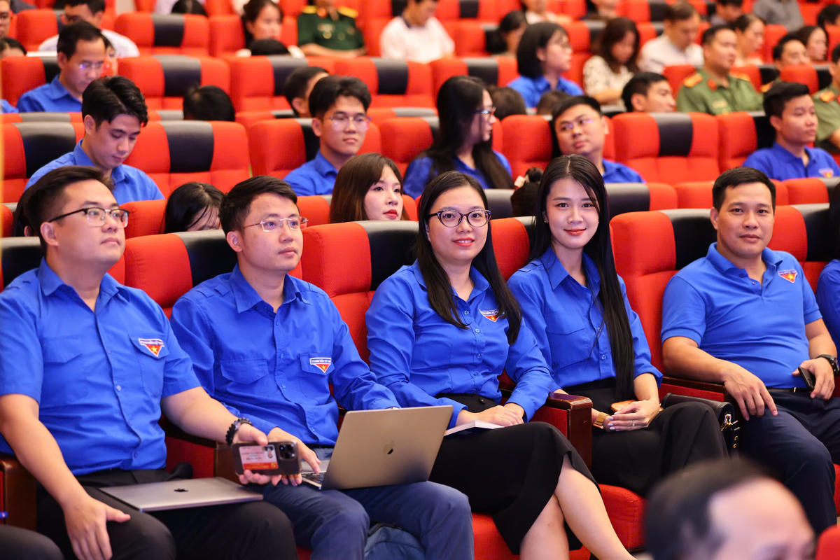 Cán bộ Đoàn tham gia quan triệt Nghị quyết. Ảnh: PV