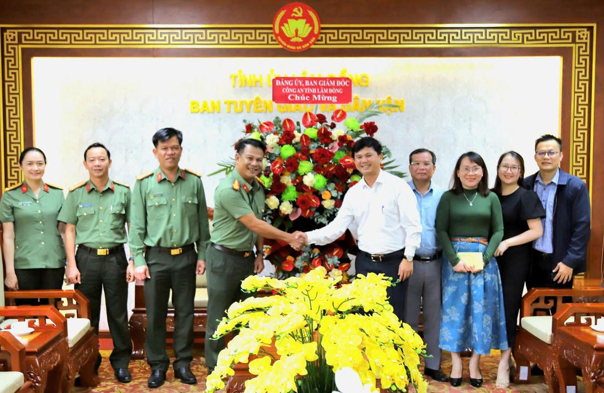 Thay mặt Đảng ủy, Ban Giám đốc Công an tỉnh, Đại tá Nay Gia Phú trao tặng lẵng hoa và gửi lời chúc mừng đến tập thể lãnh đạo, cán bộ, công chức Ban Tuyên giáo và Dân vận Tỉnh ủy Lâm Đồng.