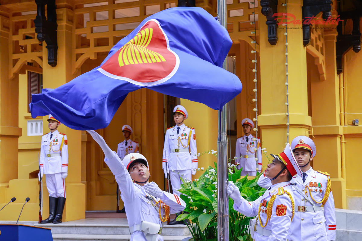 Lễ thượng cờ ASEAN được long trọng tổ chức tại trụ sở Bộ Ngoại giao. Ảnh: Quang Vinh