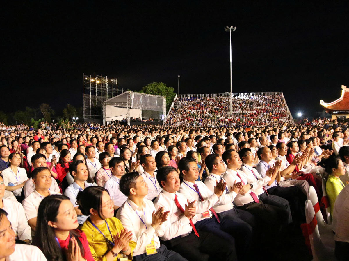 Đông đảo cán bộ, nhân dân tỉnh Hưng Yên tham dự buổi lễ. Ảnh: Duy Hưng.