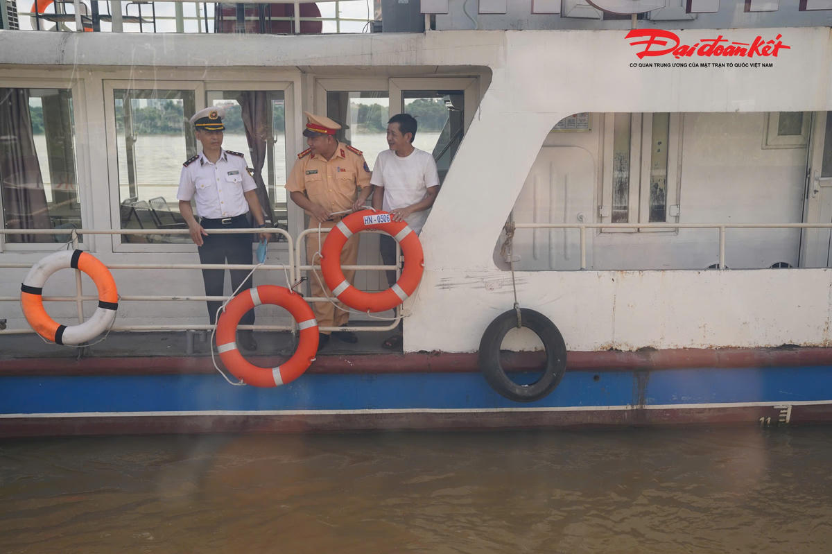 Ngày 31/7, Đội Cảnh sát đường thủy số 2 phối hợp với Cảng vụ Đường thủy nội địa Hà Nội tổ chức tuần tra trên tuyến sông Hồng, khu vực phường Hồng Hà, tập trung kiểm tra tại bến tàu Chương Dương - nơi có nhiều tàu du lịch và phương tiện vận tải hành khách hoạt động.