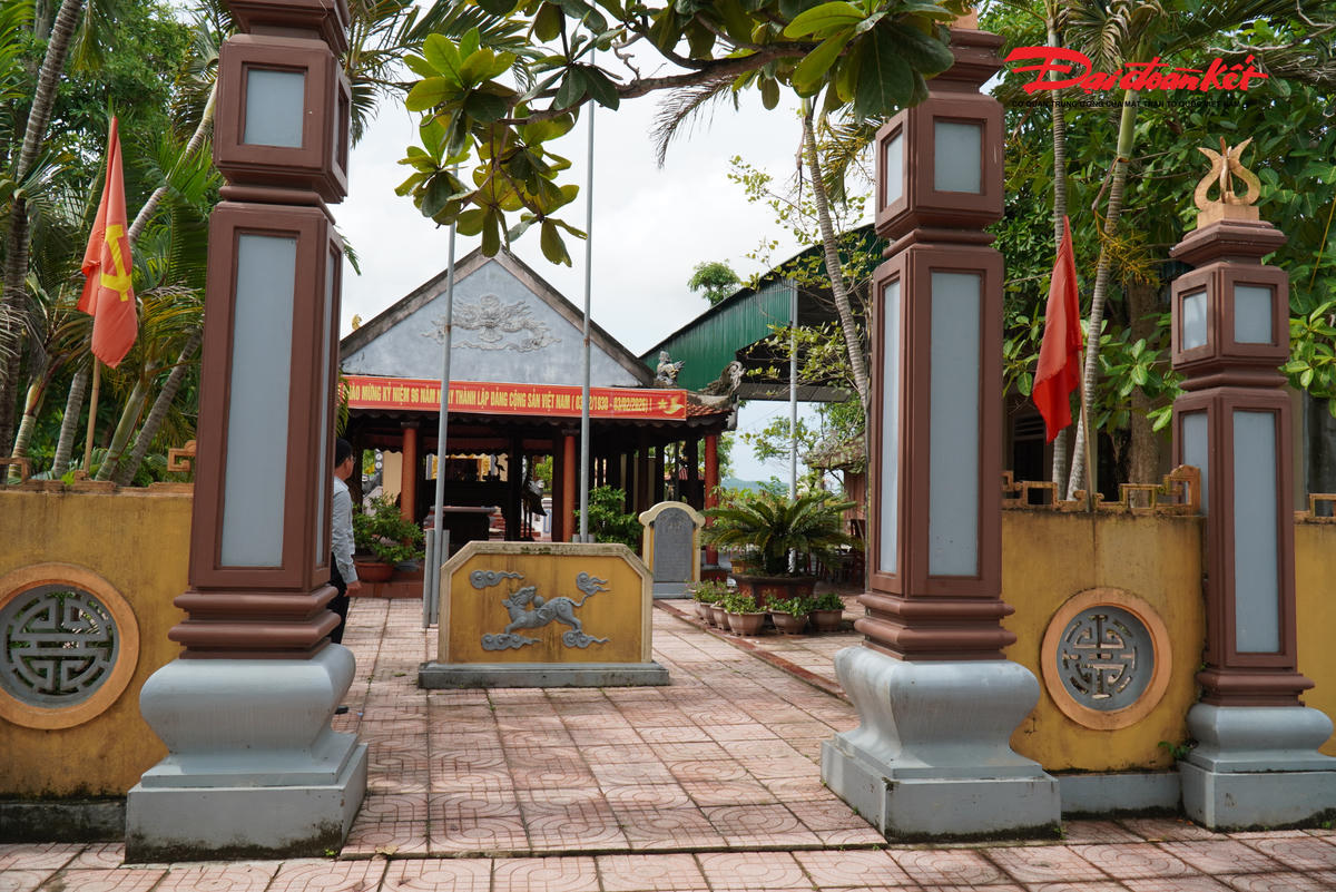 Nằm trên địa bàn xã Hồng Lộc (tỉnh Hà Tĩnh), Đình Đỉnh Lự là nơi ghi dấu nhiều sự kiện quan trọng của phong trào Xô Viết Nghệ Tĩnh và là nơi thành lập Chi bộ Đảng Cộng sản đầu tiên của Hà Tĩnh.