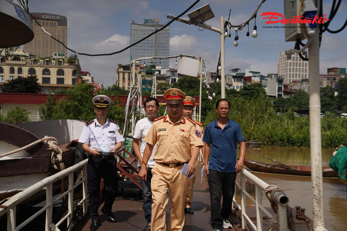 Những ngày cuối tháng 7/2026, mưa lớn kéo dài tại nhiều tỉnh, thành miền Bắc khiến mực nước trên sông Hồng, sông Đuống và nhiều tuyến đường thủy nội địa qua địa bàn Hà Nội dâng cao, dòng chảy xiết. Đây là thời điểm tiềm ẩn nhiều nguy cơ mất an toàn đối với hoạt động vận tải hành khách, hàng hóa và các bến thủy nội địa.