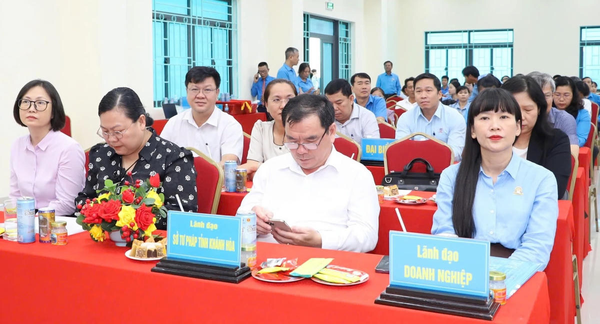 Các đại biểu dự hội nghị.
