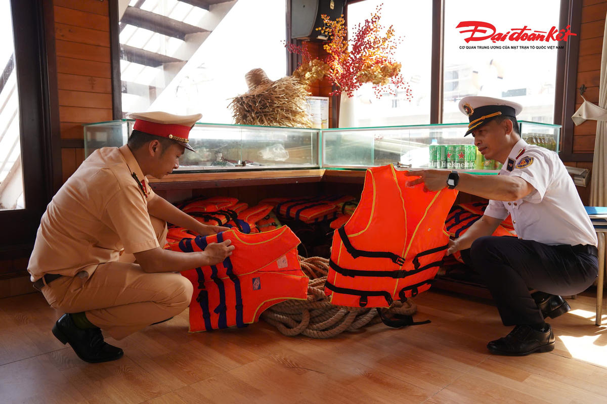 Đặc biệt, hệ thống trang thiết bị cứu sinh như áo phao, phao tròn, phao tiêu, bình chữa cháy và các thiết bị phòng cháy, chữa cháy được kiểm tra kỹ lưỡng trước khi phương tiện hoạt động.