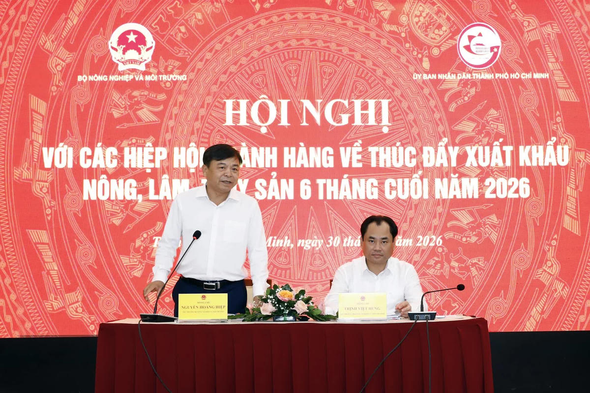 Lãnh đạo Bộ Nông nghiệp và Môi trường giải đáp vướng mắc cho DN. Ảnh: Khương Trung