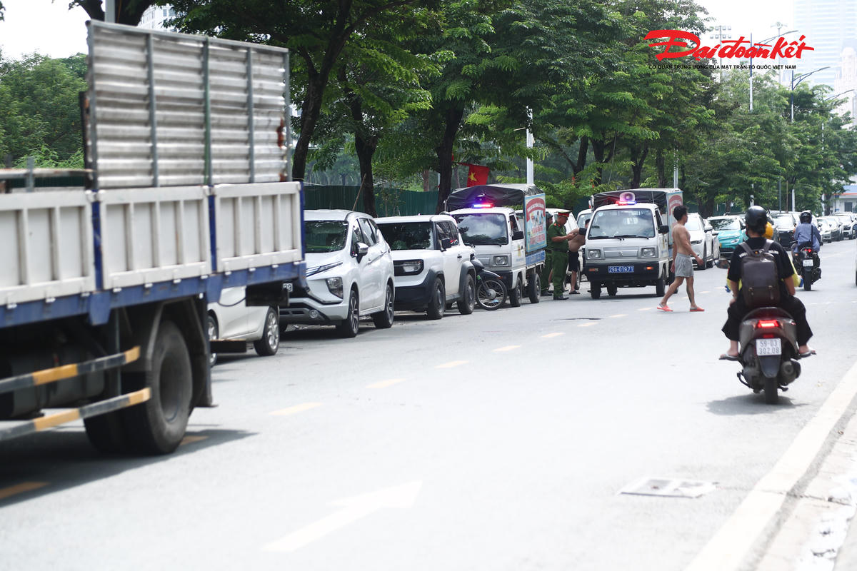 Thực hiện kế hoạch tăng cường bảo đảm trật tự đô thị, trật tự công cộng trên địa bàn, sáng 31/7, UBND phường Từ Liêm đã huy động các lực lượng chức năng phối hợp với Công an phường đồng loạt kiểm tra, xử lý các trường hợp vi phạm trên tuyến đường Hồng Đô.