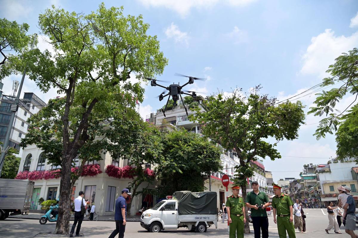 Các tổ công tác của Công an TP Hà Nội đồng loạt triển khai thử nghiệm thiết bị bay không người lái tại các khu vực trọng điểm với nhiệm vụ tuần tra, giám sát an ninh trật tự, giao thông và trật tự đô thị. 