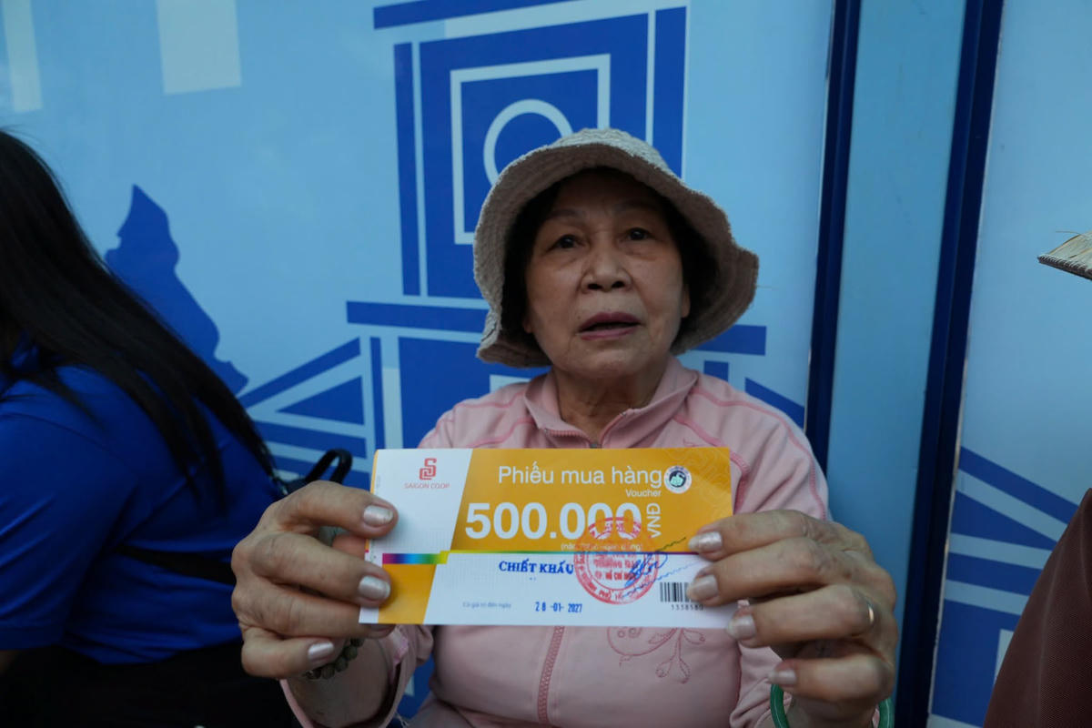 TPHCM: Hành khách bất ngờ được nhận quà khi đi xe buýt