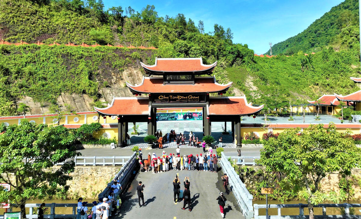 Du khách check-in ở Cổng trời Đông Giang. Ảnh: CĐ.