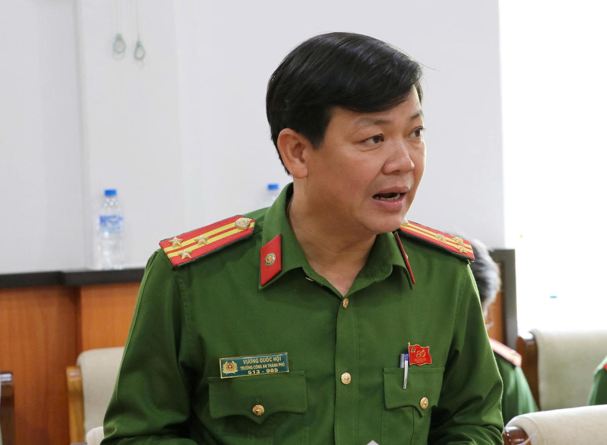 Thượng tá Vương Quốc Hội, Trưởng Công an phường Hương Trà báo cáo tại tọa đàm. Ảnh: NT.